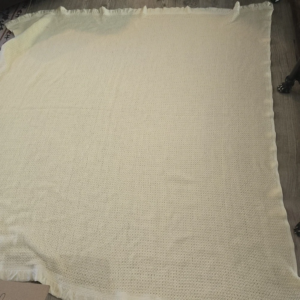 Vintage Waffle Honeycomb Weave Satin Trim Soft Yellow Blanket 72X72